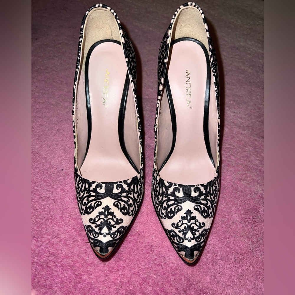 Andrea Satin-y Black and Blush Paisley Pumps with Gold Toe - Size 5.5/6
